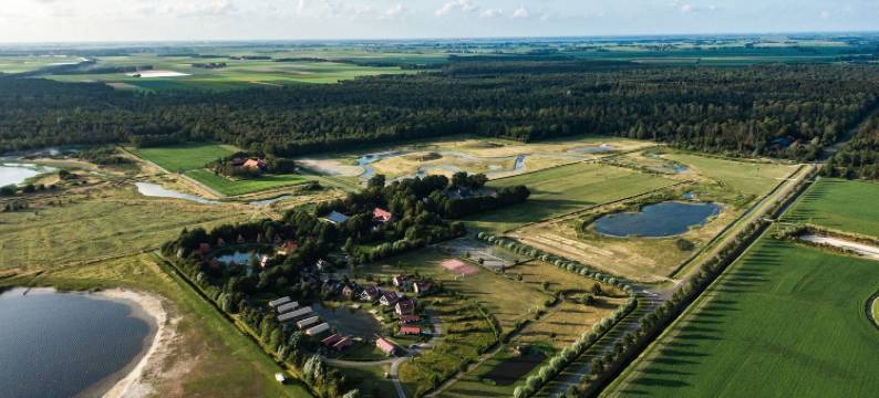 露营地 - 配有厨房和浴室的联合帐篷，位于池塘附近(Campsite - Combined Tents with Kitchen and Bathroom Located Near a Pond)图片