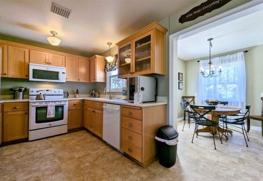 Charming Historic Cottage on Vineyard Hotel Overview