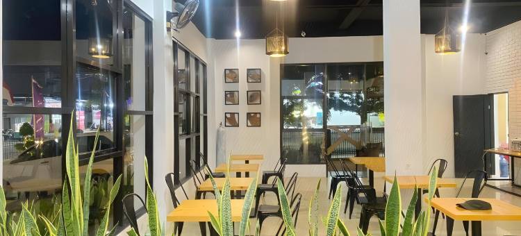 Urbanview Hotel Medio Inn Palu by RedDoorz图片