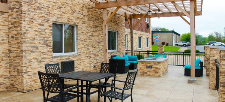贝滕多夫-阔德城凯隆波因特酒店(Clarion Pointe Bettendorf - Quad Cities)图片