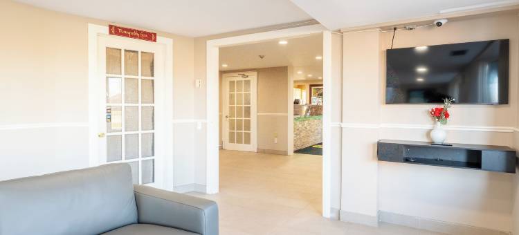 加纳诺克/乡绅度假村温德姆速 8 酒店(Super 8 by Wyndham Gananoque        Country Squire Resort)图片