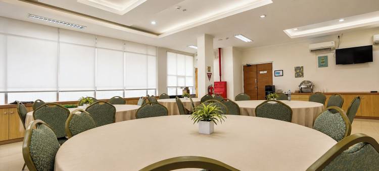 达玛库龙橡树镇屋酒店(Townhouse Oak Hotel Damar Kurung)图片