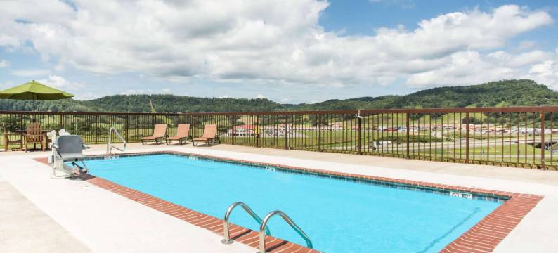 萨顿弗雷伍德戴斯套房酒店(Days Inn & Suites by Wyndham Sutton Flatwoods)图片