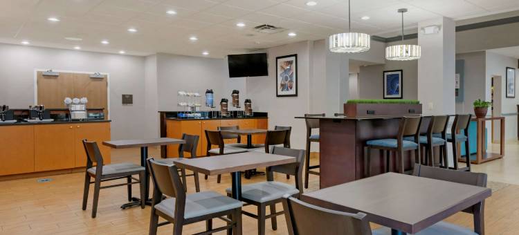 近奥兰多环球影城舒适套房酒店(Comfort Suites Near Universal Orlando Resort)图片