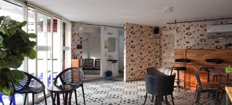 红多兹酒店-近泗水丹戎佩拉克2号港(RedDoorz Near Pelabuhan Tanjung Perak 2 Surabaya)图片