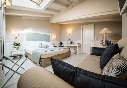 Victoria Hotel LetterarioHotel Overview