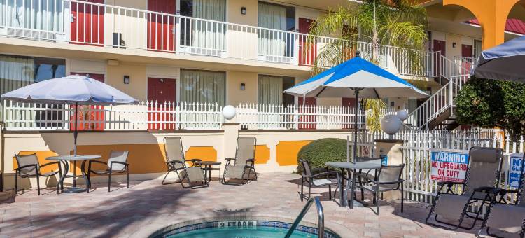 里奇港戴斯酒店(Days Inn & Suites by Wyndham Port Richey)图片