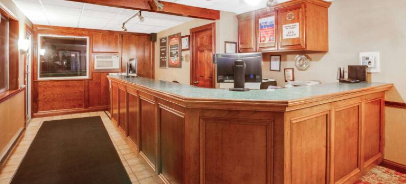 麦基诺城-海滨区速8酒店(Super 8 by Wyndham Mackinaw City/Beachfront Area)图片