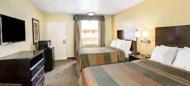 加特林堡市中心林荫道戴斯套房酒店(Days Inn & Suites by Wyndham Downtown Gatlinburg Parkway)图片
