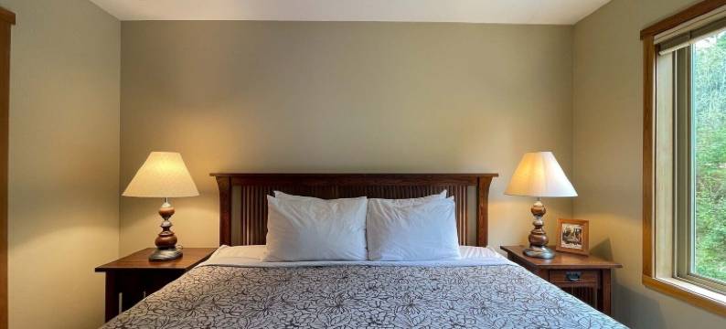 维语松树间酒店(Whispering Pines)图片