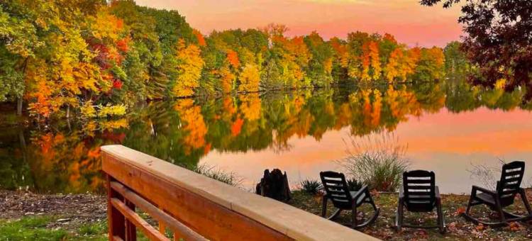 Exclusive Views and Cozy Deck Retreat - Stunning Lakefront Escape图片