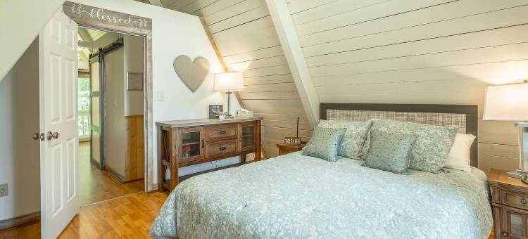 Tranquil Setting with Lake Views - Charming A-Frame Cottage图片