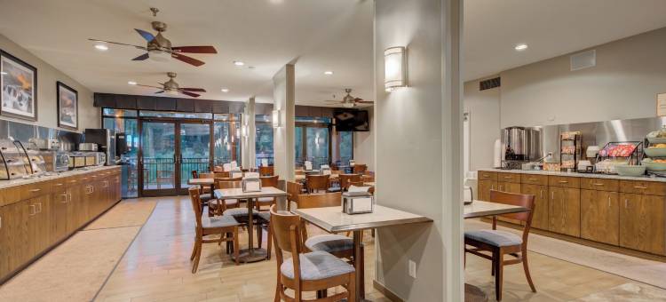 白鱼镇河畔酒店(Whitefish Riverfront Hotel)图片