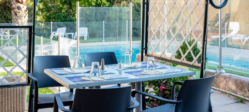 土伦瓦莱特诺米斯(Noemys Toulon la Valette - Hotel Restaurant Avec Piscine)图片