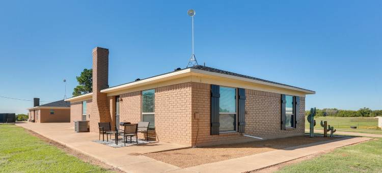 带有游泳池和马厩接入的牧场度假胜地！(Ranch Getaway with Pool and Horse Stall Access!)图片