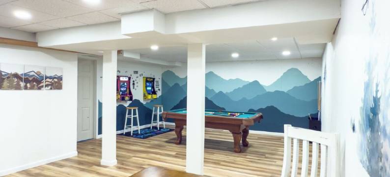 2800 sqft Forest Retreat!4 min to Pool- Hot Tub~Firepit~Dogs! 8 min to Town!图片