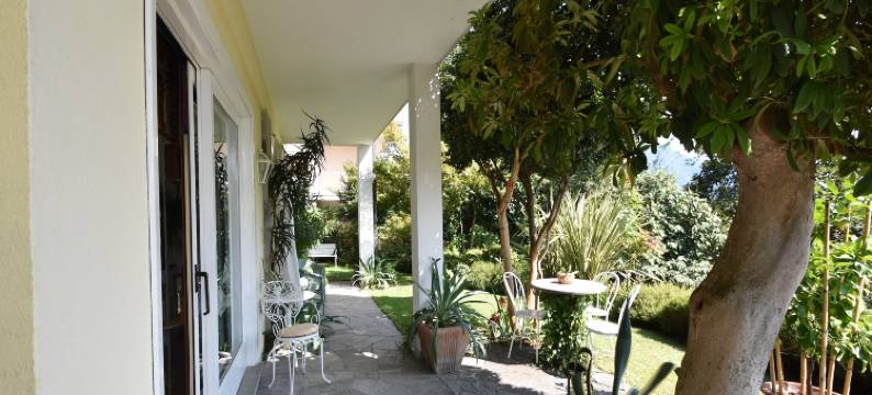 Chalet by Lake Maggiore with Garden Views图片