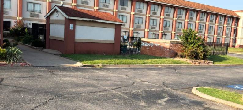 科拉泰尔茵酒店及套房，由贾斯珀圣达菲OKC运营(Coratel Inn & Suites by Jasper Santa Fe OKC)图片