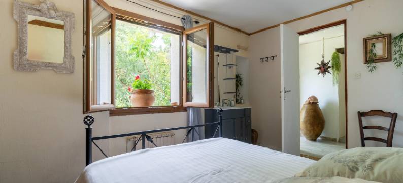 Majestic holiday home in Laroque with hot tub图片