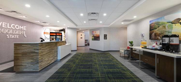 玛丽娜希尔顿欢朋套房酒店(Hampton Inn & Suites by Hilton Marina)图片