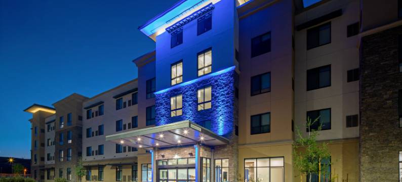 瓦伦西亚-圣克拉丽塔智选假日套房酒店(Holiday Inn Express & Suites VALENCIA - SANTA CLARITA by IHG)图片