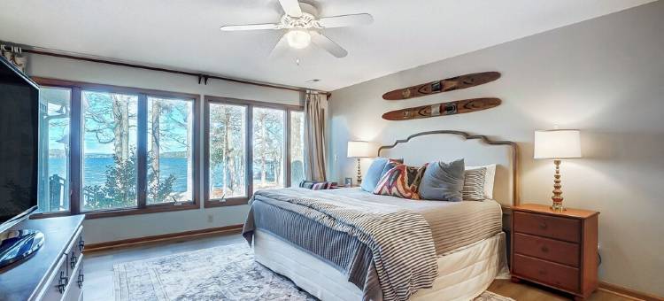 Ultimate Family Lakehouse- wide water views!图片