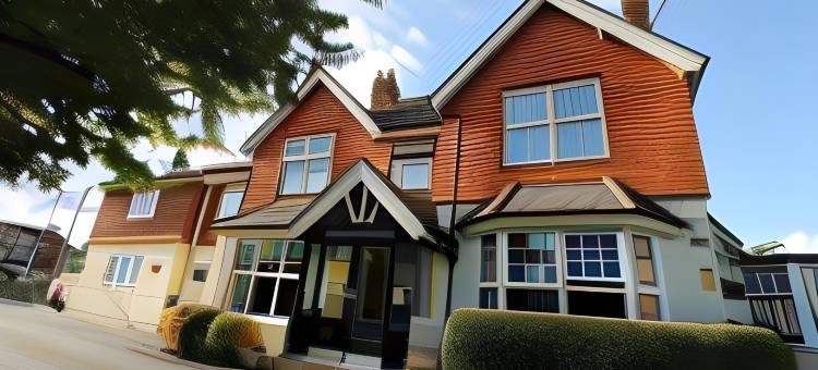 盖特威克角落之家酒店(Corner House Hotel Gatwick with Bookable Holiday Parking)图片