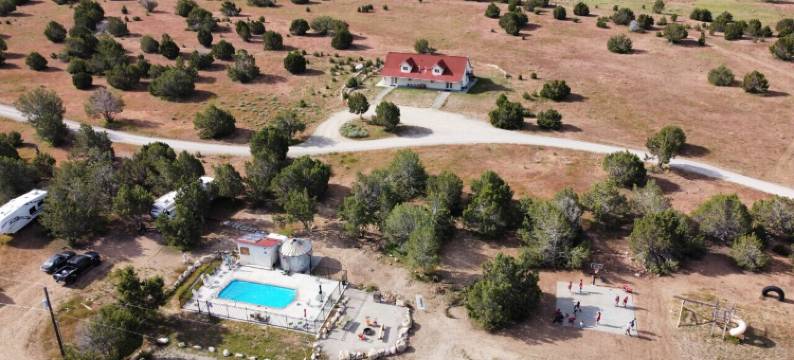 风行者家园的蒂潘诺戈斯#1牧场小屋(Ranchette Ponderosa - the Timpanogos #1 at Wind Walker Homestead)图片