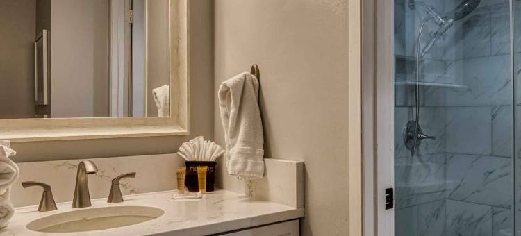 新装修的五星级公寓泳池美景(1023 English Mtn Condo by Beyond Expectations)图片