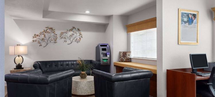 泽菲尔希尔温德姆麦客达套房酒店(Microtel Inn & Suites by Wyndham Zephyrhills)图片