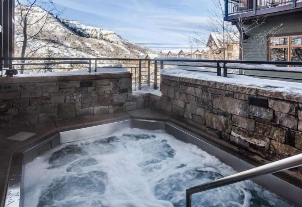 Luxury 3 Bedroom Slopeside Mountain Vacation Rental with Hot Tubs Hotel Overview