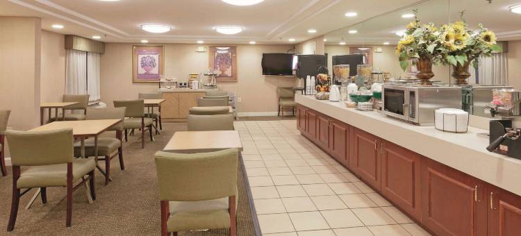 沃威克普罗维登斯机场拉昆塔温德姆套房酒店(La Quinta Inn & Suites by Wyndham Warwick Providence Airport)图片