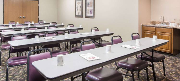 艾奥拉温德姆速8酒店(Super 8 by Wyndham Iola KS)图片