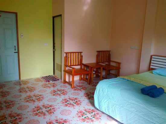 和平泳池度假酒店