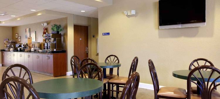 泽菲尔希尔温德姆麦客达套房酒店(Microtel Inn & Suites by Wyndham Zephyrhills)图片