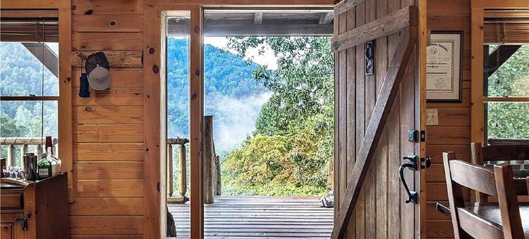 呢喃瀑布小屋 - 距主街数分钟，热水浴缸、景观，占地15英亩(Whispering Falls Cabin - hot tub, views, 15 acres, minutes from Main St.)图片