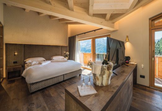 Hotel LorenzettiHotel Overview