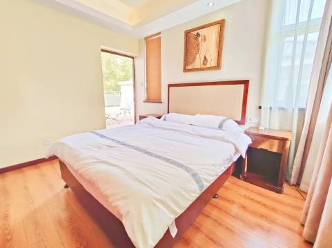 阳光湖畔民宿(迤沙拉大道分店)