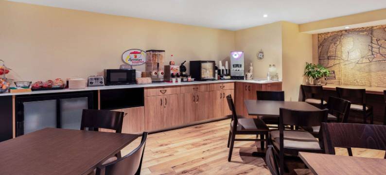 康沃尔速8酒店(Super 8 by Wyndham Cornwall on)图片