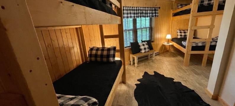 Spacious Brevard Cabin w/ Views & Pool/Golf/Lake图片