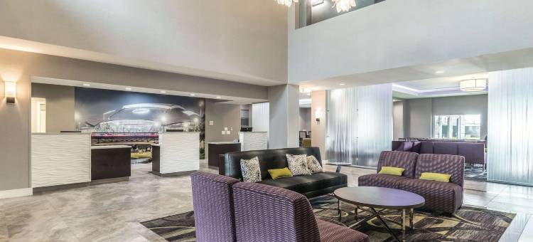 阿林顿北六旗通道拉昆塔温德姆套房酒店(La Quinta Inn & Suites by Wyndham Arlington North 6 Flags Dr)图片