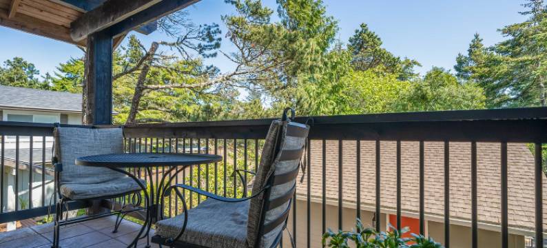 Coastal Getaway with Hot Tub and Stunning Views - Inviting Escape图片