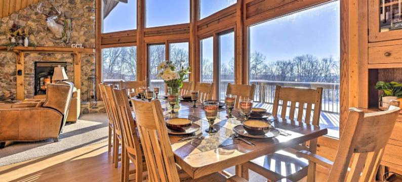 设置有室内泳池的恶魔湖公园旁小屋(Lodge w/ Indoor Pool, Along Devil's Lake Park)图片