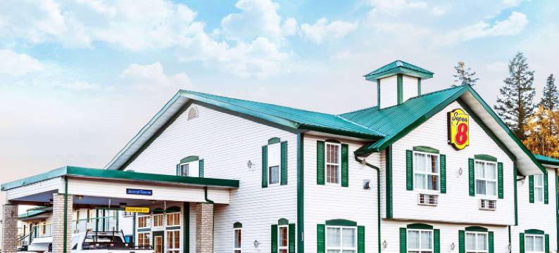 一百哩速8酒店(Super 8 by Wyndham 100 Mile House)图片