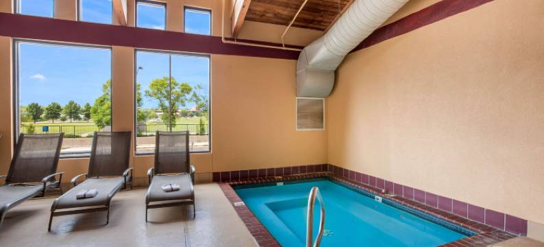 劳伦斯大学区凯艺套房酒店(Quality Inn & Suites Lawrence - University Area)图片