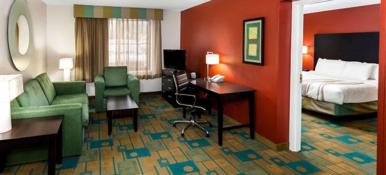密尔沃基湾岸区拉昆塔温德姆套房酒店(La Quinta Inn & Suites by Wyndham Milwaukee Bayshore Area)图片