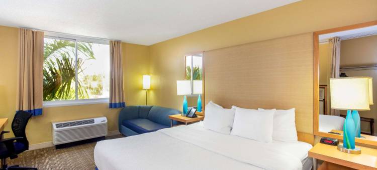 萨拉索塔市中心拉昆塔温德姆套房酒店(La Quinta Inn & Suites by Wyndham Sarasota Downtown)图片