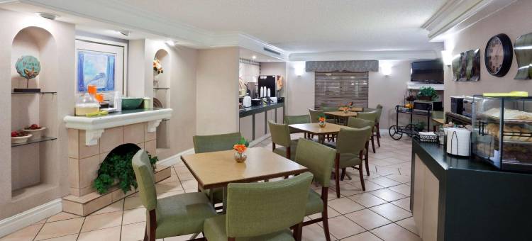 奥马哈西拉昆塔温德姆酒店(La Quinta Inn by Wyndham Omaha West)图片