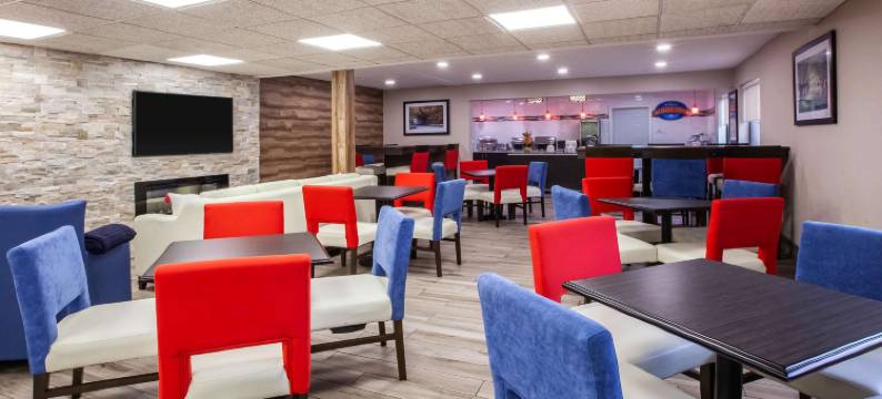 特拉弗斯城温德姆呗盟酒店(Baymont by Wyndham Traverse City)图片