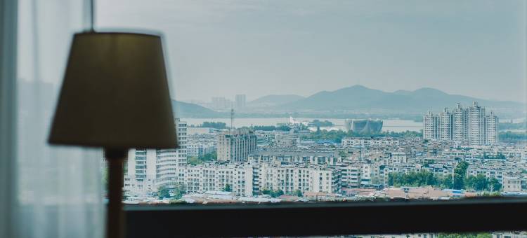 金鼎大厦观湖精致民宿(段南路分店)图片